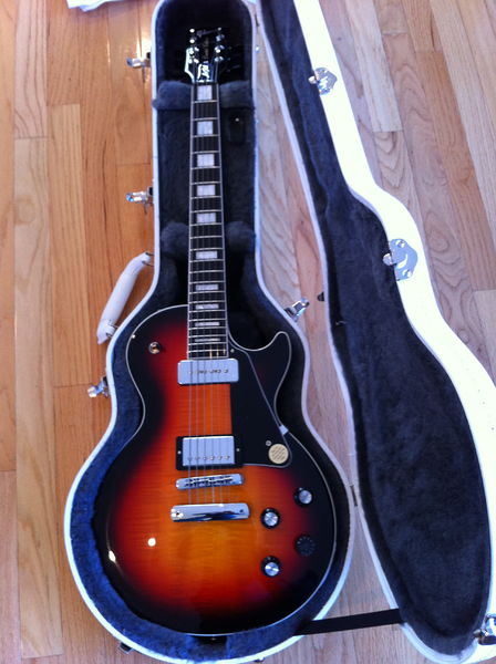 File:Gibson Les Paul Standard 2010 Limited in Case.jpg